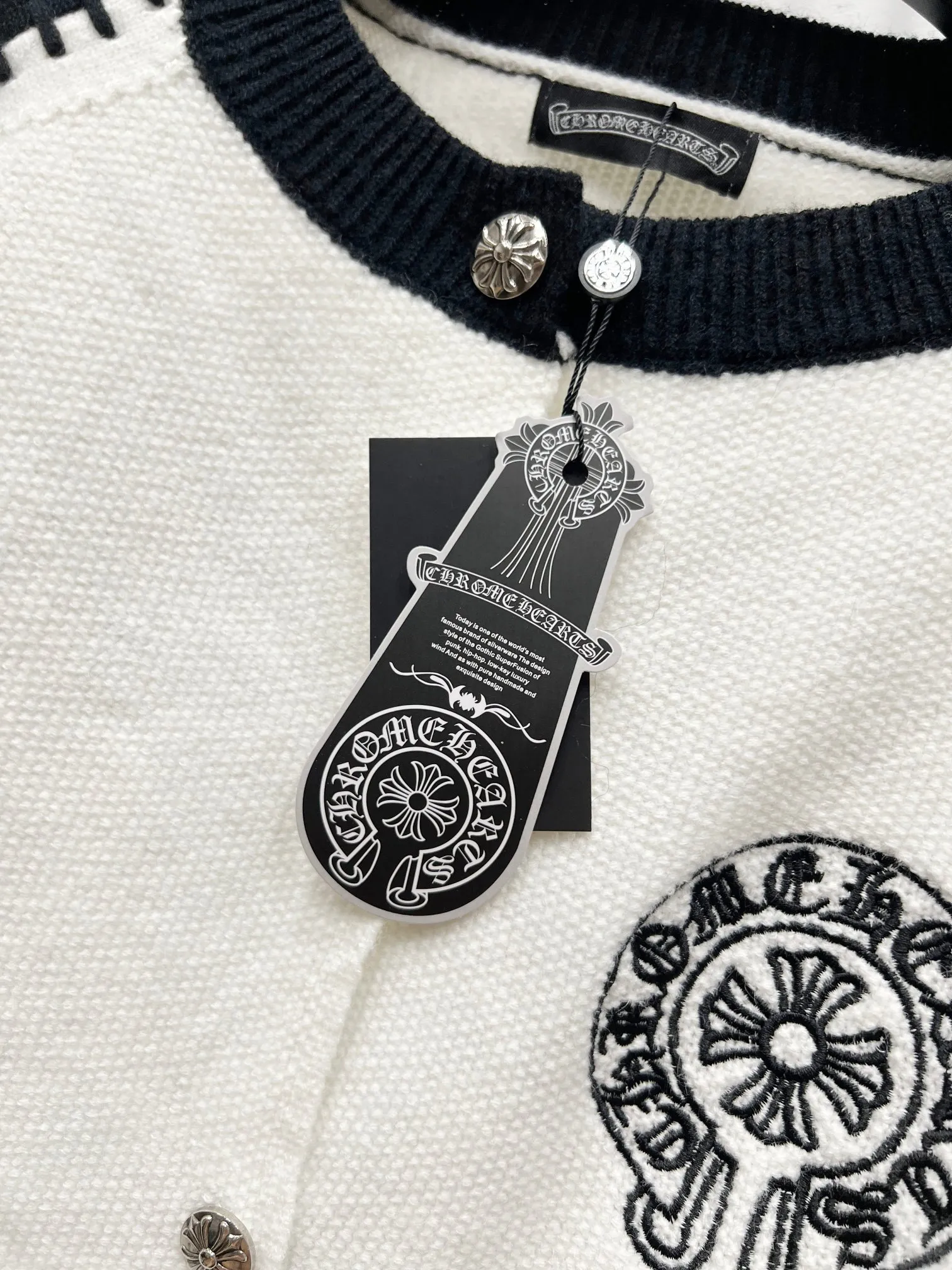 P290 Style No.: (Q079) ChromeHearts popular Chrome Hearts CH Sanskrit horseshoe cross embroidery button cardigan jacket raglan sleeve sweater, contrasting color splicing raglan round neck knitted sweater, unique knitting texture, soft and skin-friendly, classic pattern embroidery on the front and back. Retro chic. The contrasting color raglan sleeve design and the thick stitching craftsmanship at the joints make it look great when worn alone or layered! The fit is loose and slimming! Fashionable patchwork colored sweater, colorfully intertwined, with clear layers, warm and slimming. Whether worn alone or layered, you can easily control various styles and show your personal charm. The raglan sleeves are shoulder-width in contrasting colors and have ultra-detailed embroidery on the front and back, giving it a casual street feel. It looks great when worn alone! The sleeves are designed with contrasting colors and seams, and the round neck style reveals the neck and flatters the face shape! Wool blend knitted fabric, soft, comfortable and warm to the touch. Contrasting color design➕Loose fit, not flattering on your body shape and slimming, not to mention how easy it is to wear! Basic, versatile and fashionable classic! Black and white are versatile! Black and gray high-end! Couples get involved!  Color: black and white/black gray Size: S~M~L